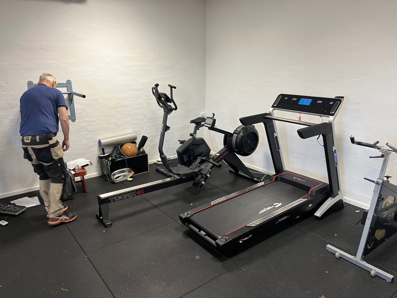 Montering af Toorx løbebånd og romaskine i Frederikshavn Atletik Klub udført af Fitnessshoppen.dk